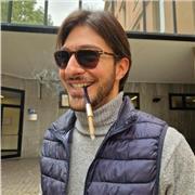 Laureato in lettere classiche all'Università Cattolica offre lezioni di lingua e cultura greca